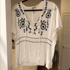 5 for $20! Aria white and navy embroidered top